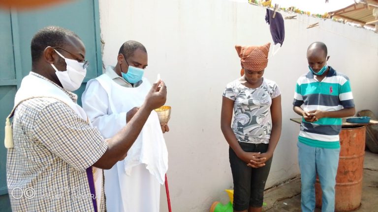 Angola (Luanda) : Communion pendant la pendemie.